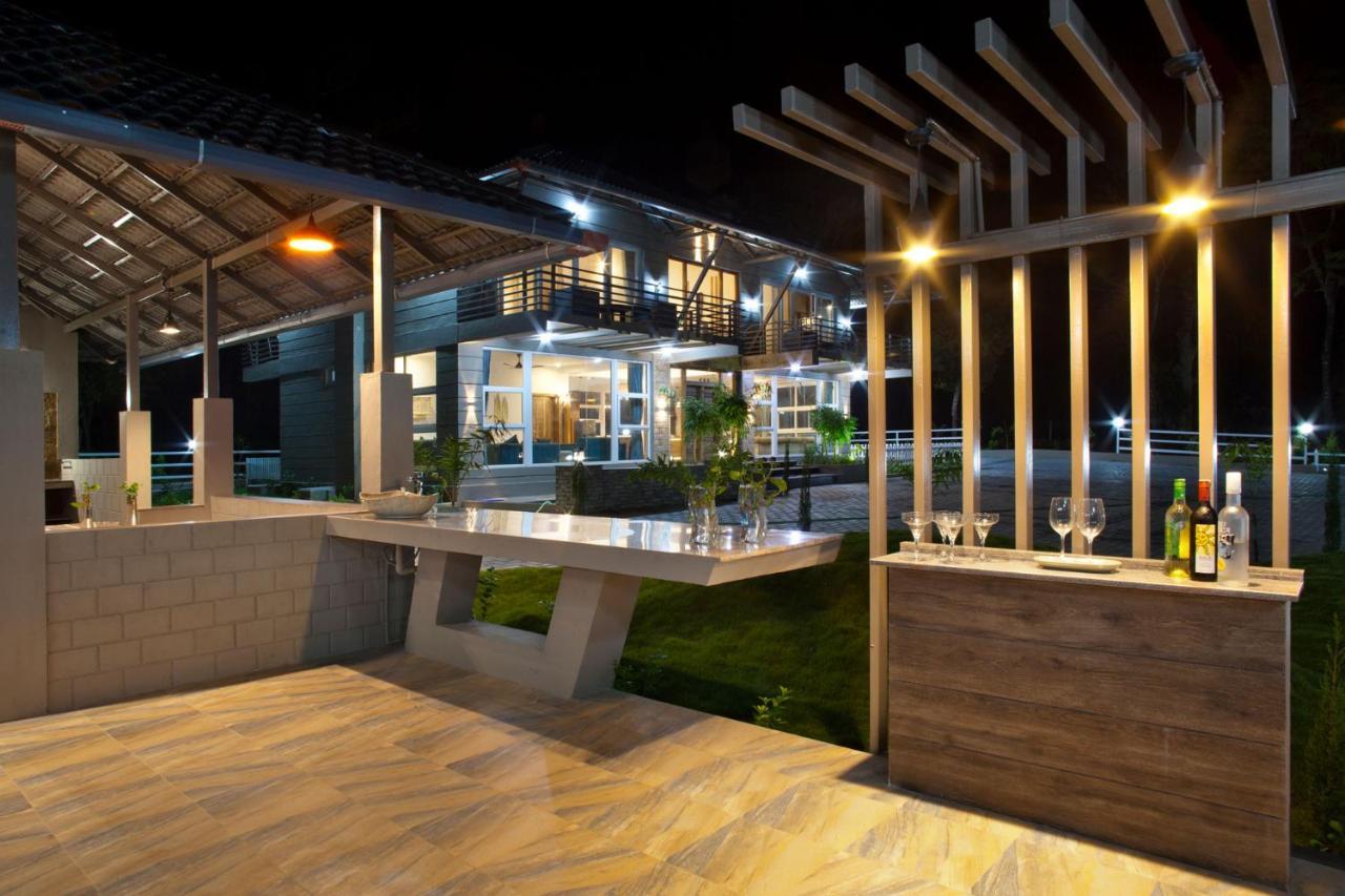 Coffee & Mist Luxury Villa- Comp Breakfast, Pool, Lounge, And Coffee Estate By Stayvista 마디케리 외부 사진